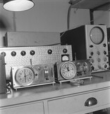 The synchronous clock Syncro-Clock and an oscilloscope made in Yleisradio's workshop, 1944.