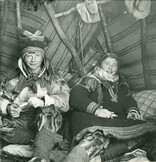 Bror og sÃ¸ster i teltet pÃ¥ Finnmarksvidda.