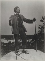 Axel GallÃ©n skiing at the summit of Kirppuvuori in Suolahti, 1906; print 1 of the photograph.