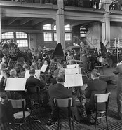 Conductor Toivo Haapanen leads the Finnish Radio Symphony Orchestra in concert at the Hietalahti shipyard in Helsinki, 24.5.1945.
