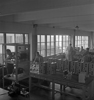 Manufacturing of the mounting plates of P-12-50 air surveillance transmitters in Yleisradio's workshop in September 1940.