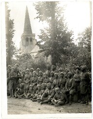 British & Indian officers, 18th Lancers [EstrÃ©e Blanche, France]. Photographer: H. D. Girdwood.