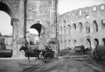 Horse carriages and monuments in Rome, Italy