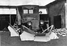 â€Bakplog pÃ¥satt pÃ¥ siden av bilen for at kaste snekantene vekk, 1924-25