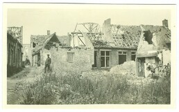 Jean Pecher in een verwoest dorp (Lo ?), november 1915 | Jean Pecher in a village in ruins (Lo ?), November 1915