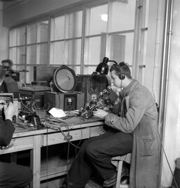 Yleisradio's repair workshop, ca 1930.