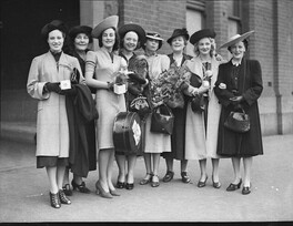 "The Women" company: arrival in Sydney from Melbourne, January 1939 / photographer Sam Hood