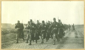 Een colonne van Belgische infanterie, augustus 1914 | A column of Belgian infantry on the march, August 1914