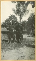 Jean Pecher en een vriend poseren met Duitse helmen, augustus 1914 | Jean Pecher and a friend pose with German helmets, August 1914