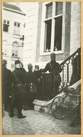 Duitse pinhelmen worden tentoongesteld in het stadhuis van Diest, 13 augustus 1914 | German pin helmets captured on the battlefield are exposed in the city hall of Diest, 13 August 1914