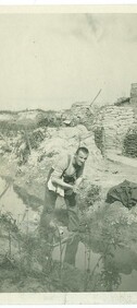 Jean Pecher wast zich in de buurt van de loopgraven, s.d. | Jean Pecher having a wash near the front, date unknown