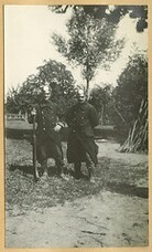 Jean Pecher en een vriend poseren met Duitse helmen, augustus 1914 | Jean Pecher and a friend pose with German helmets, August 1914