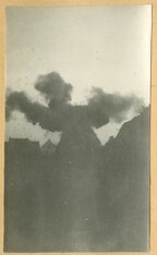 De kerktoren van Meensel-Kiezegem wordt door de Belgische genie opgeblazen, 17 augustus 1914 | The bell tower of the church in Meensel-Kiezegem is blown up by the Belgian engineers, 17 August 1914