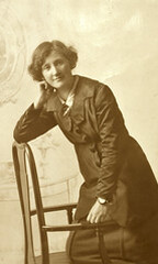 Lily Reynolds in â€œTrÃ¨s Casualâ€ mode