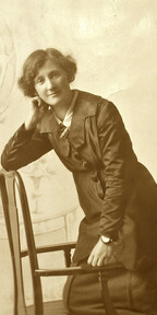 Lily Reynolds in â€œTrÃ¨s Casualâ€ mode