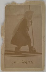 Anna SlÃ¶Ã¶r, Mary GallÃ©nÂ´s little sister, skiing in Malmi at the GallÃ©nsÂ´, 1892; print 2 of the photograph.