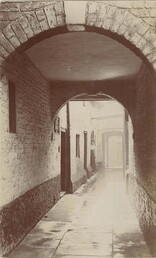George and Dragon pub from Eastgate End, Beverley c.1910 (archive ref PO-1-14-273)
