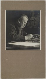 Eliel Aspelin-HaapkylÃ¤ at his desk with his wife, Ida, in the 1910Â´s; photograph with a frame.