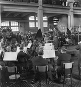 Conductor Toivo Haapanen leads the Finnish Radio Symphony Orchestra in concert at the Hietalahti shipyard in Helsinki, 24.5.1945.