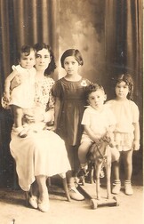 Sra. Dolores BojÃ³rquez de PÃ¡ez, e hijos Yolanda, Teresita, Francisco y Cecilio