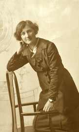 Lily Reynolds in â€œTrÃ¨s Casualâ€ mode