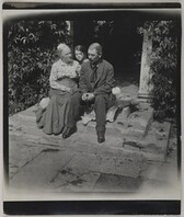 Albert EngstrÃ¶m with his mother and a girl in Grisslehamn, where he had a studio, 1914.