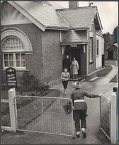 Private Wallace Tratford arrives home on leave, Drouin, Victoria