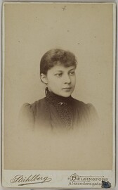 Portrait of Greta SlÃ¶Ã¶r-Ahlman, Mary Gallen-KallelaÂ´s sister, in Helsinki.