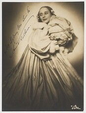 Anna Pavlova, in costume for the solo "Christmas", before 1929 / d'Ora (photographer)