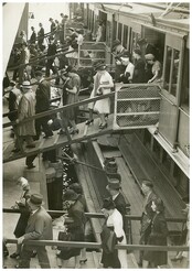 Disembarking South Steyne, Sydney, 1940 / attributed to Dennis Rowe
