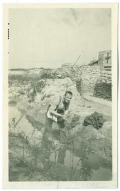 Jean Pecher wast zich in de buurt van de loopgraven, s.d. | Jean Pecher having a wash near the front, date unknown
