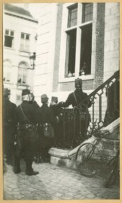 Duitse pinhelmen worden tentoongesteld in het stadhuis van Diest, 13 augustus 1914 | German pin helmets captured on the battlefield are exposed in the city hall of Diest, 13 August 1914