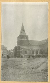 De kerk van Halen met granaatinslagen, augustus 1914 | The shelled church of Halen, August 1914
