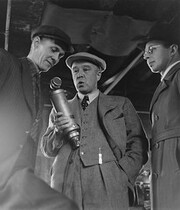 Reporter Viki Raaska (Vihtori Raaska) interviews an unknown man.