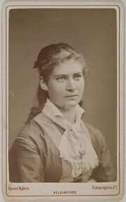 Portrait of Anni StenbÃ¤ck in Helsinki, ca. 1899.