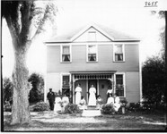 Charles Smoot family in front of house 1908