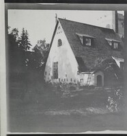The TarvaspÃ¤Ã¤ atelier house pictured from the southwest in June 1914, left-hand of a stereoscopic photograph