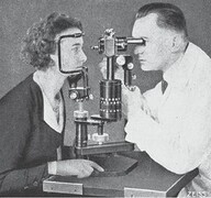 Eye examination with a Zeiss biomicroscopic apparatus