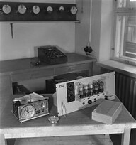 The Syncro-Clock time keeper,  Yleisradio's driving clock  and a kind of radio that received the time signal from the German hydrological institute's chronometer. A radio set which controlled  several time keepers in Yle's radio house, ca. 1945.