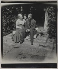 Albert EngstrÃ¶m with his mother and a girl in Grisslehamn, where he had a studio, 1914.
