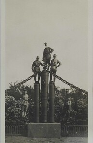 Soldiers posing in Suomenlinna