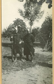 Jean Pecher en een vriend poseren met Duitse helmen, augustus 1914 | Jean Pecher and a friend pose with German helmets, August 1914