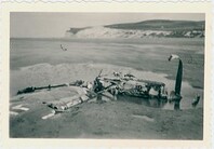 Wrak van een neergehaald Duits vliegtuig ergens aan de Noord-Franse kust, ca. mei-juni 1940 | The wreck of a German plane, somewhere on a beach somewhere in Northern France, c. May-June 1940