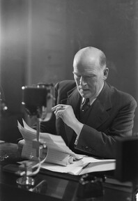 Reporter and announcer Alexis af Enehjelm, 1930s.