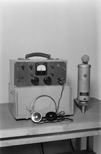 Battery amplifier PVE2 with a headset and a capacitor microphone by Telefunken, 1943.