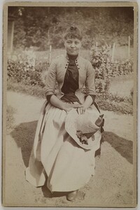 Garden portrait of Mary SlÃ¶Ã¶r, Axel GallÃ©nÂ´s wife-to-be, taken by him in Rapola, 1887; print 2 of the photograph.