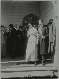 Kirsti Gallen-Kallela with Lauri Hannikainen at TarvaspÃ¤Ã¤ on Akseli Gallen-KallelaÂ´s birthday, 1915.