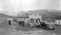 Crowd in front of Mountain Park ice cream parlour