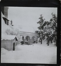 South-west view of TarvaspÃ¤Ã¤ during the winter, featuring the building's west-facing roof and archway