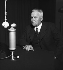 Minister of defence Juho Niukkanen in a studio, 1930s.